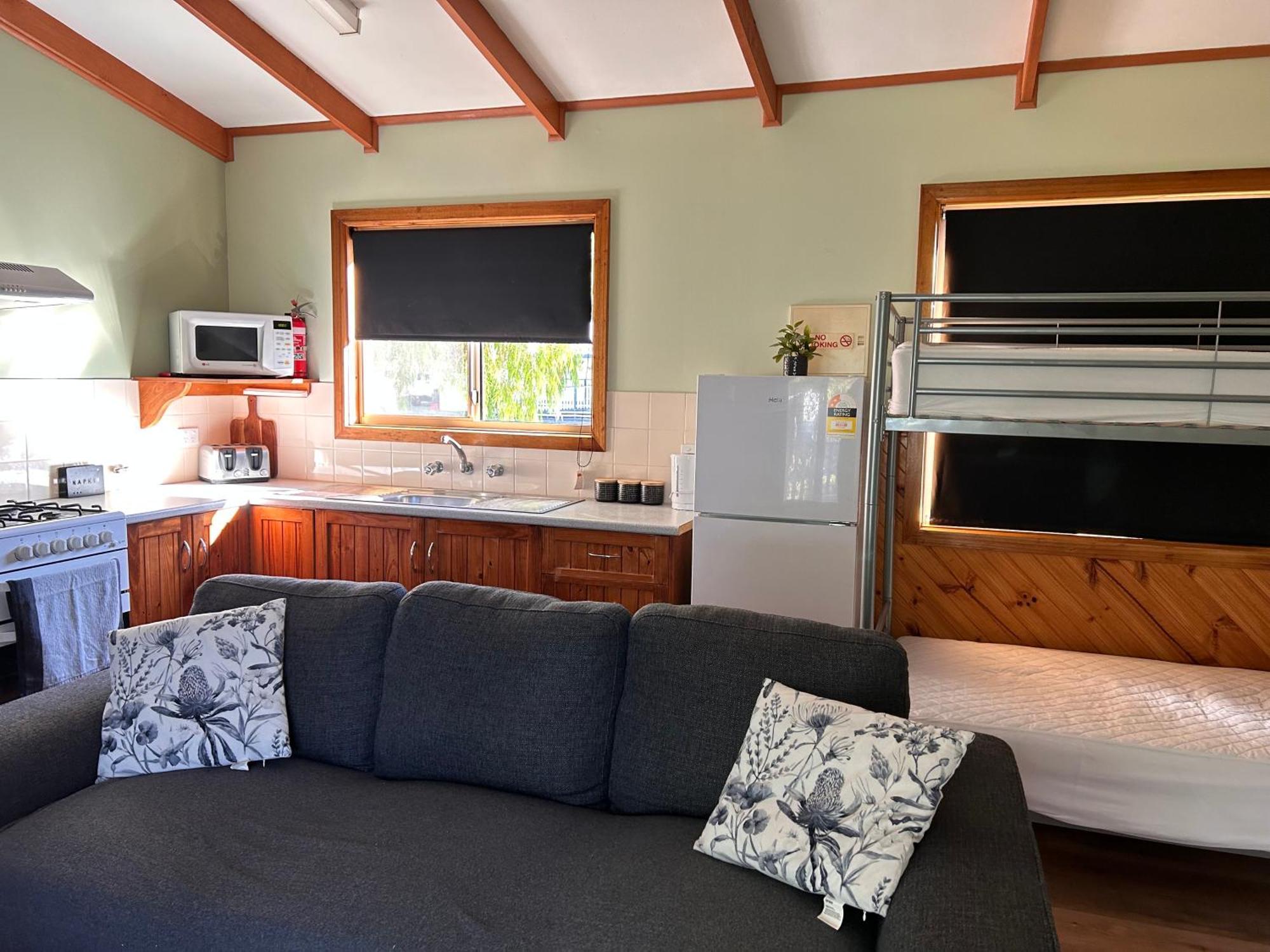 Millicent Lakeside Caravan Park Hotel ภายนอก รูปภาพ