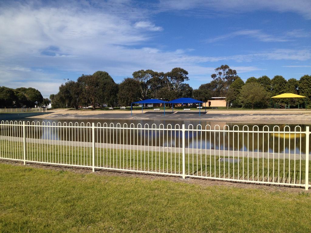 Millicent Lakeside Caravan Park Hotel ภายนอก รูปภาพ